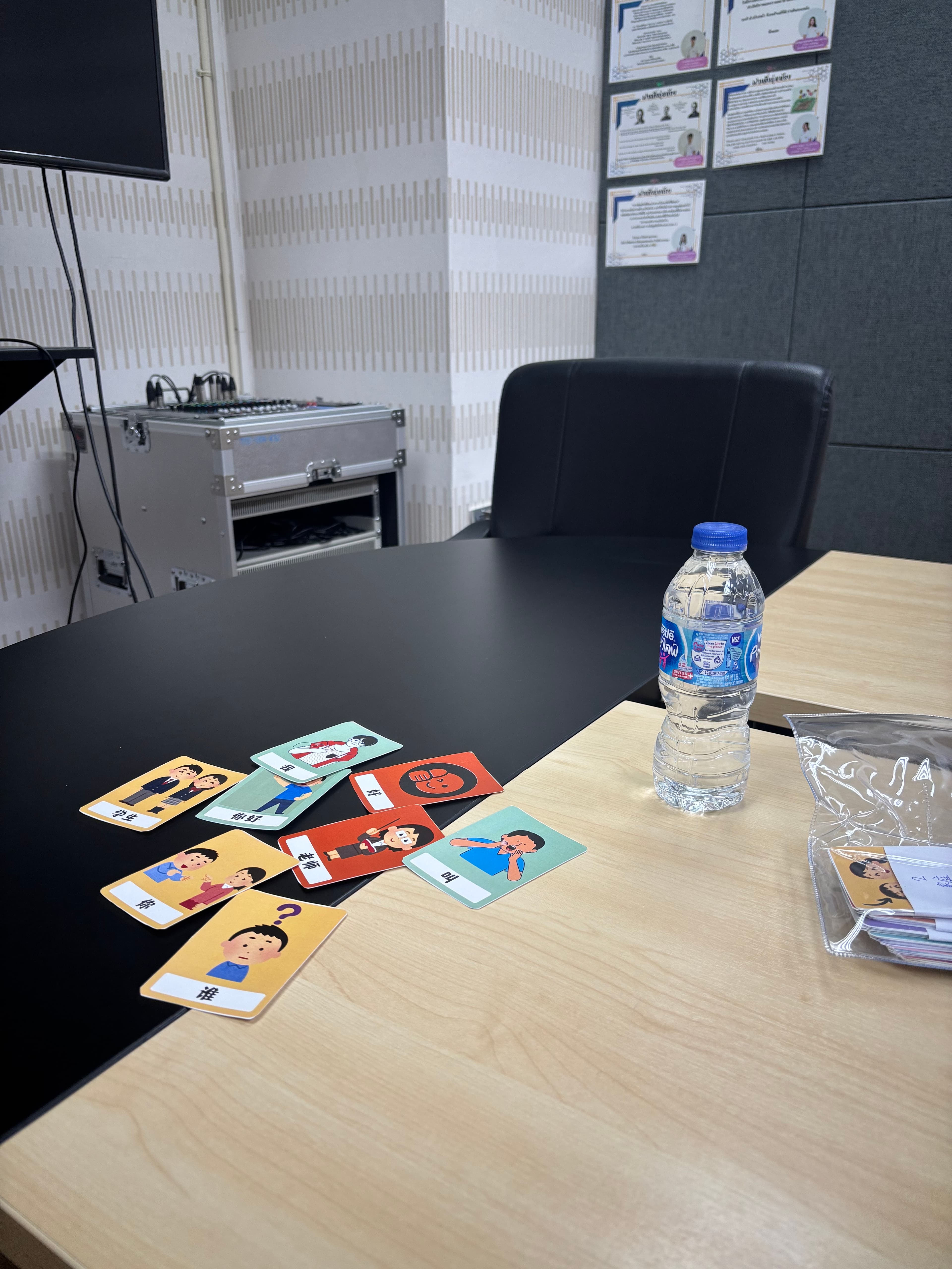 แฟลชการ์ดคำศัพท์ภาษาจีนบนโต๊ะเรียน